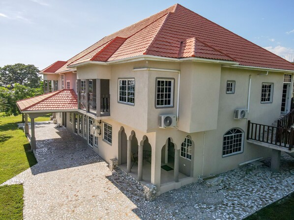 Front of property - Champagne Villa (Whitehouse)