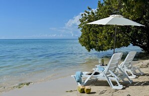On the beach, white sand, sun loungers, beach towels - Champagne Villa (Whitehouse)