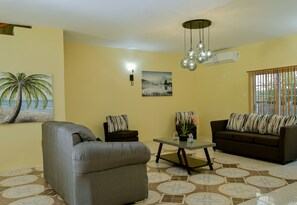 Lobby lounge - Champagne Villa (Whitehouse)