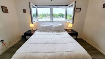 4 habitaciones, escritorio y tabla de planchar con plancha