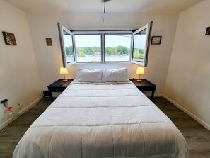 4 bedrooms, desk, iron/ironing board, travel crib - 4 Bedroom Lake Hopatcong Lakehouse with Kayaks and Paddleboat (Jefferson)