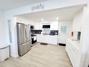 Fridge, microwave, oven, stovetop - 4 Bedroom Lake Hopatcong Lakehouse with Kayaks and Paddleboat (Jefferson)