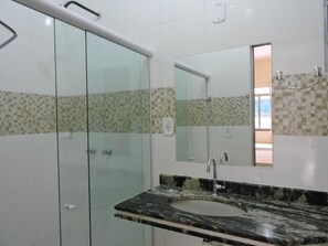 Shower, towels, soap, toilet paper - Pousada Raio de Sol (Aracaju)