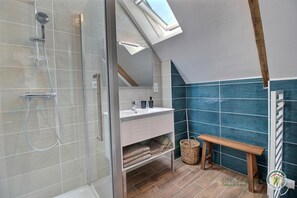 Suihku, hiustenkuivaaja, pyyhkeet