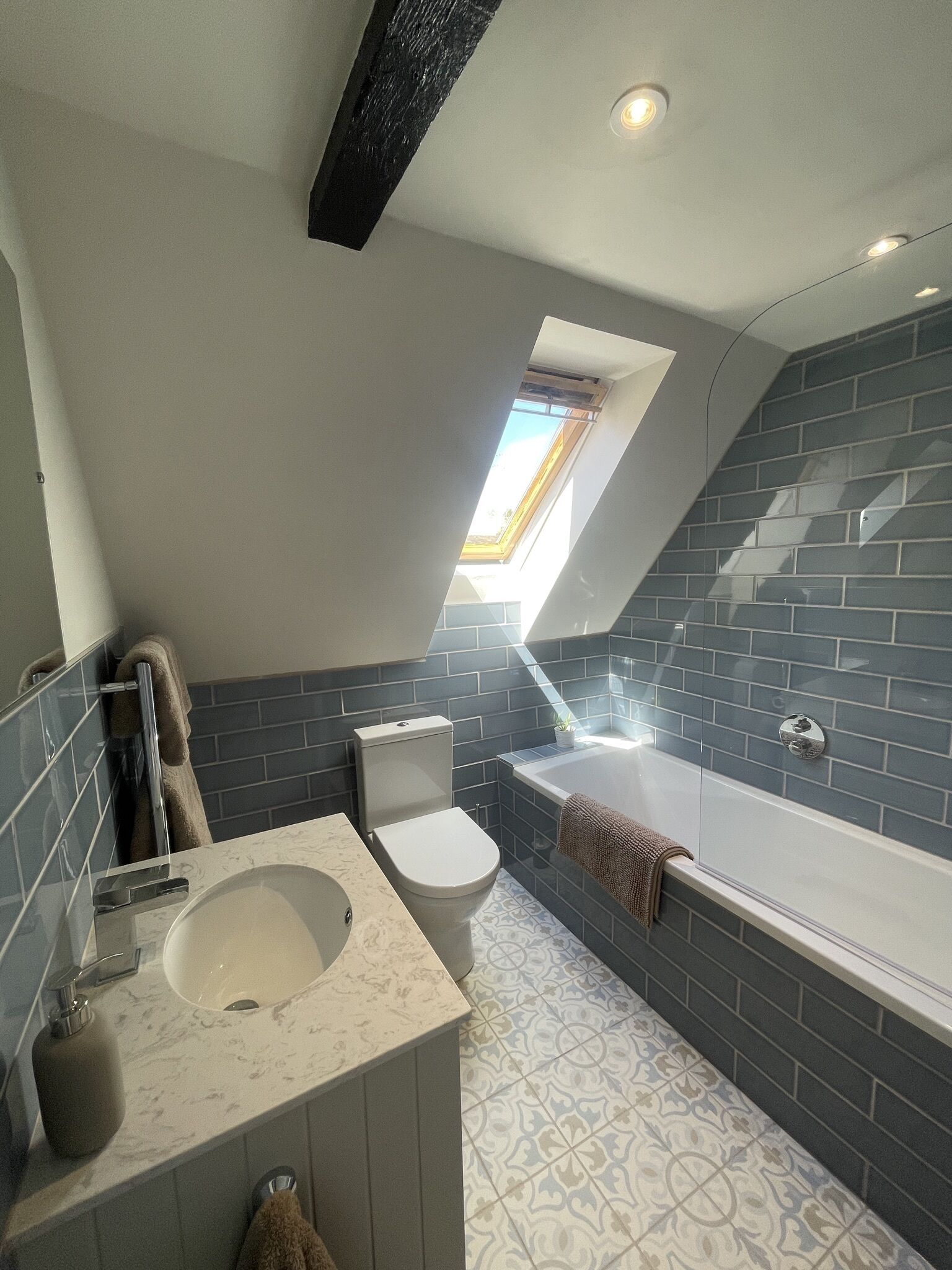 Ensemble douche/baignoire, articles de toilette gratuits, sèche-cheveux