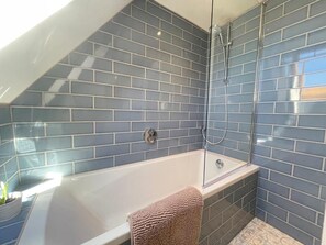 Combined shower/bathtub, free toiletries, hair dryer - Two Bedroom apartment with stunning Cathedral Views (Bury St Edmunds)