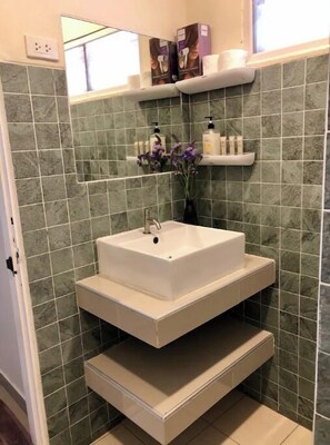 Een douche, een haardroger, handdoeken, zeep