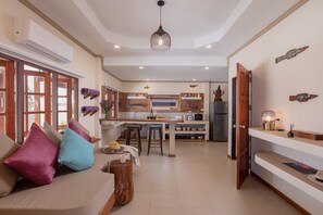 Smart TV, Netflix, DVD player, books