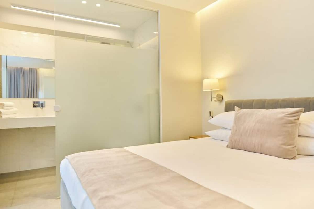 1 quarto, roupas de cama antialérgicas, frigobar, cofres nos quartos