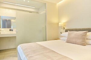 Hypo-allergenic bedding, minibar, in-room safe, individually decorated