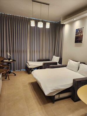 Family Suite | Living area | 42-inch flat-screen TV with satellite channels, TV, streaming services