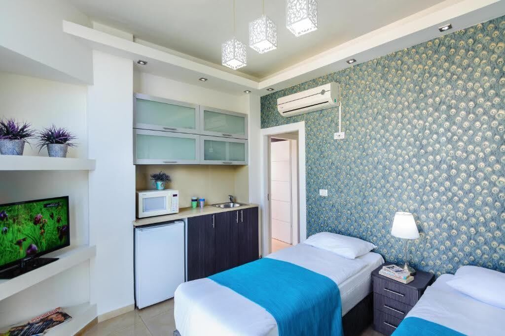 deluxe suite | hypo-allergenic bedding, minibar, in-room safe, blackout curtains