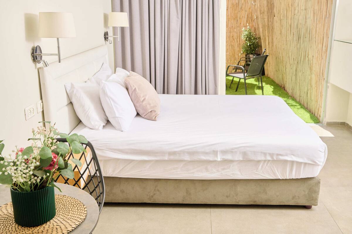 Deluxe with Balcony | 低刺激性寝具、ミニバー、セーフティボックス (室内)、デスク