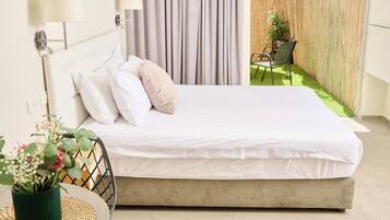 Deluxe with Balcony | Hypo-allergenic bedding, minibar, in-room safe, individually decorated
