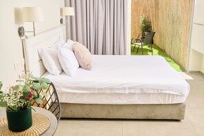 Deluxe with Balcony | Allergitestade sängkläder, minibar och värdeförvaringsskåp på rummet