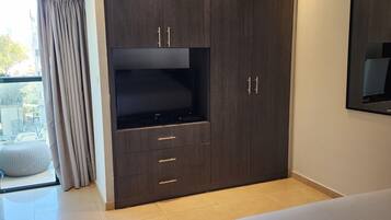 1 quarto, roupas de cama antialérgicas, frigobar, cofres nos quartos