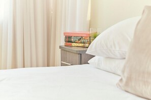 Familjerum | Allergitestade sängkläder, minibar och värdeförvaringsskåp på rummet