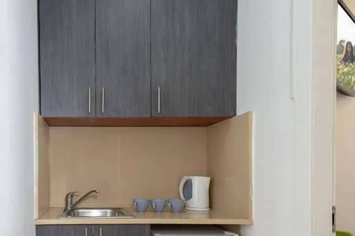 Frigobar, microondas y tetera eléctrica