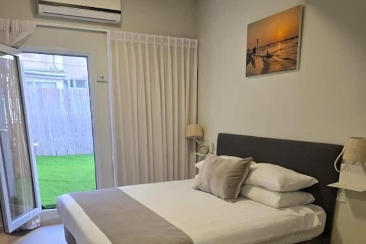 Deluxe with Balcony | Bathroom | Shower, hair dryer, towels