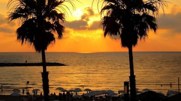 Ranta lähistöllä, valkoista hiekkaa, 10 rantabaaria