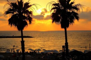 Beach nearby, white sand, 10 beach bars