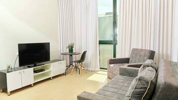 Family Suite | Living area | 42-inch flat-screen TV with satellite channels, TV, streaming services