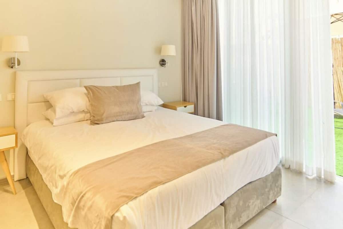 Deluxe with Balcony | 1 quarto, roupas de cama antialérgicas, frigobar, cofres nos quartos