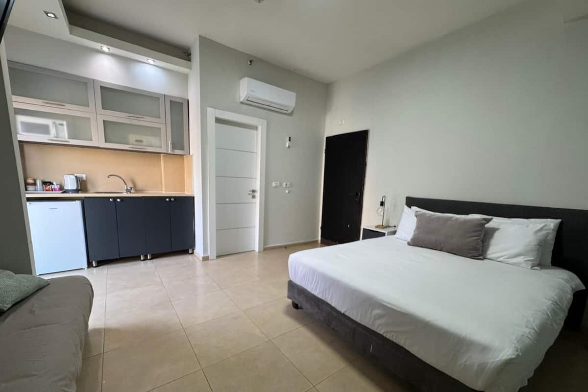 Superior with Balcony | 1 habitación, ropa de cama hipoalergénica y minibar