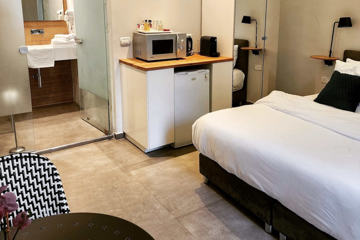 1 bedroom, hypo-allergenic bedding, minibar, in-room safe