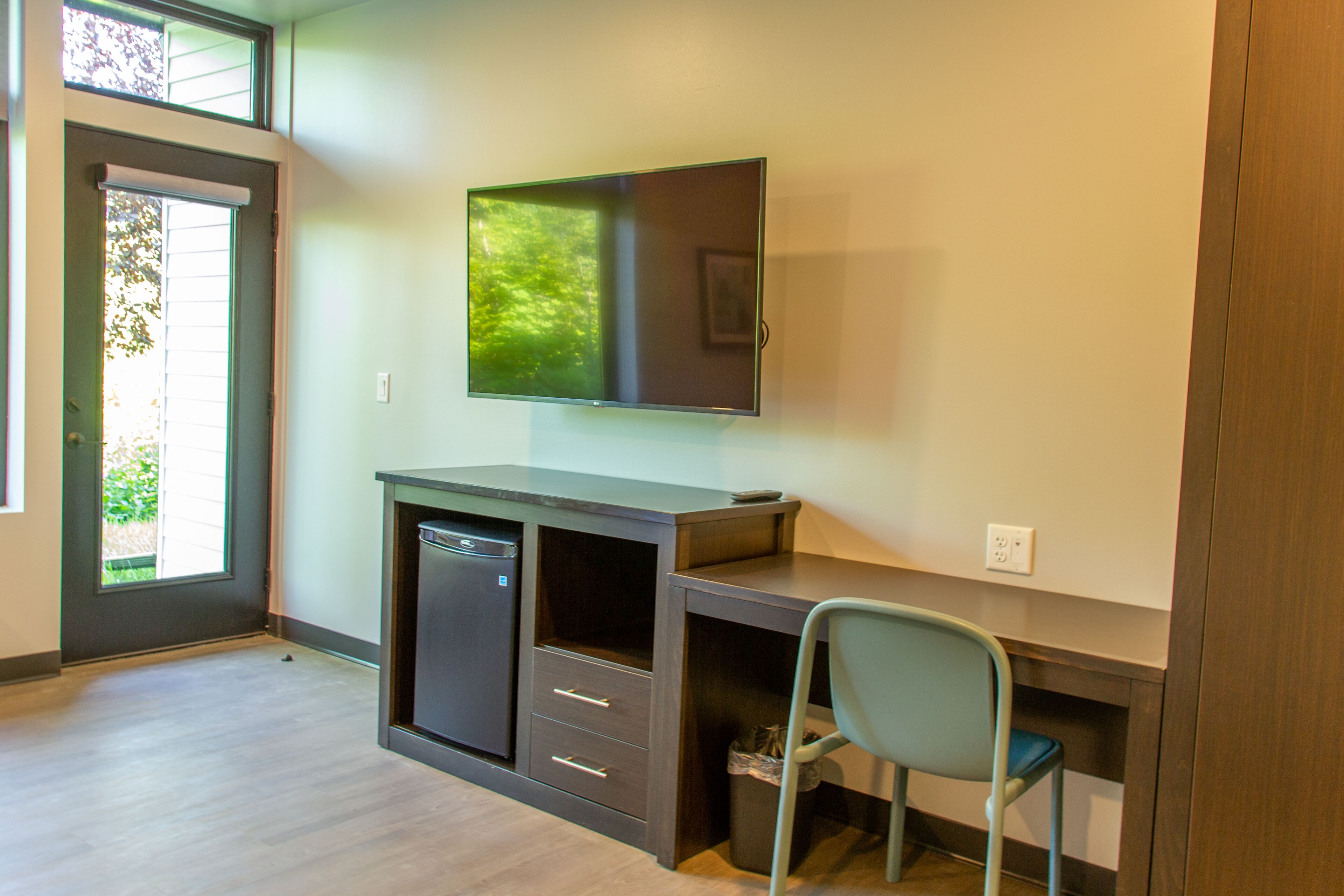 double queen river view | living area | 55-inch smart tv with cable channels, tv