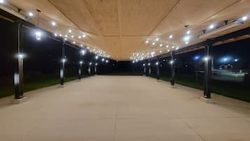 Un padiglione all'aperto con soffitto in legno e luci regolarmente distanziate.