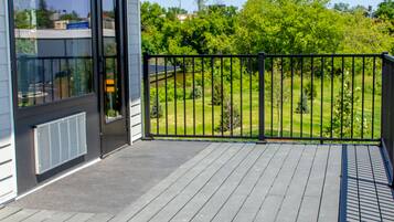 Executive Suite River and Street View | Terrace/patio