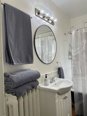 Een douche, een haardroger, handdoeken, zeep
