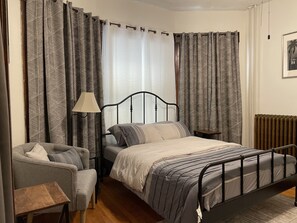 2 slaapkamers, een bureau, een strijkplank/strijkijzer, gratis wifi
