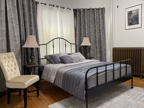 2 bedrooms, desk, iron/ironing board, free WiFi - Charmingly vintage 2BR near downtown - Unit 2 (Saint Paul)