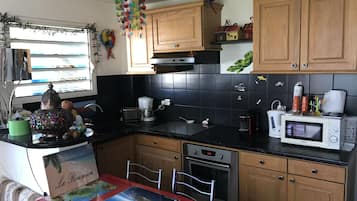 Frigorífico, microondas, horno y placa de cocina