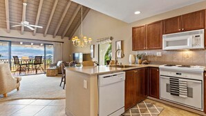 Una cocina moderna con gabinetes de madera, microondas integrado y lavavajillas.