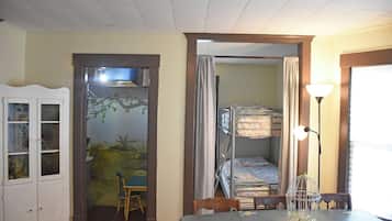 2 habitaciones, tabla de planchar con plancha y cuna de viaje