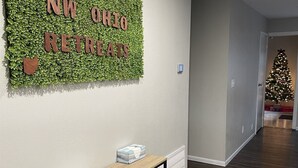 Un couloir avec une enseigne fixée au mur sur laquelle on peut lire : « NORTH OHIO RETREATS ».