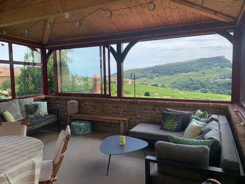 Ancienne maison vigneronne vue panoramique sur les roches de Solutré - Vergisson