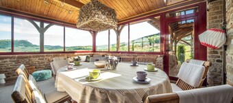 Old winegrower's house with panoramic view of the Solutré rocks - Vergisson