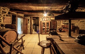 A rustic interior with stone walls, wooden furniture, and a traditional fireplace. - Old winegrower's house with panoramic view of the Solutré rocks - Vergisson (Vergisson)