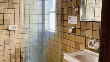 Ducha, cabezal de ducha tipo lluvia, secador de pelo y toallas