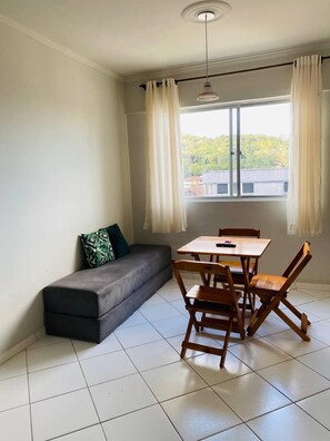 Lägenhet Comfort | Vardagsrum | 32-tums tv med kabelkanaler, Netflix och streamingtjänster