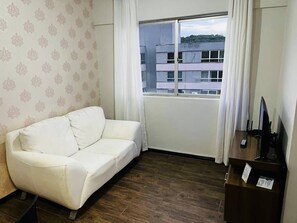 Lägenhet Comfort | Vardagsrum | 32-tums tv med kabelkanaler, Netflix och streamingtjänster