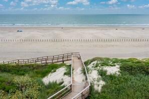 Beach nearby, beach towels - Newly renovated poolside condo @Coral Cay w/ private boardwalk to the beach (Port Aransas)