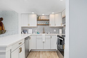 Frigorifero, microonde, forno, piano cottura