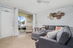 Smart TV - Newly renovated poolside condo @Coral Cay w/ private boardwalk to the beach (Port Aransas)