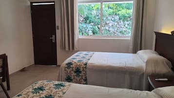 Habitación estándar, vista al jardín | Ropa de cama de alta calidad y espacio para trabajar con laptop