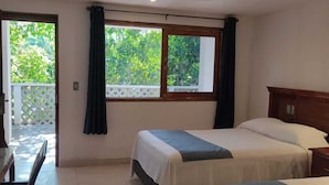 Kamar Standar, pemandangan kolam renang | Seprai premium, ruang kerja ramah laptop, dan kedap suara